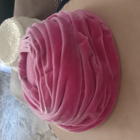 Antique hats and antique hat box - Picture 11 of 13